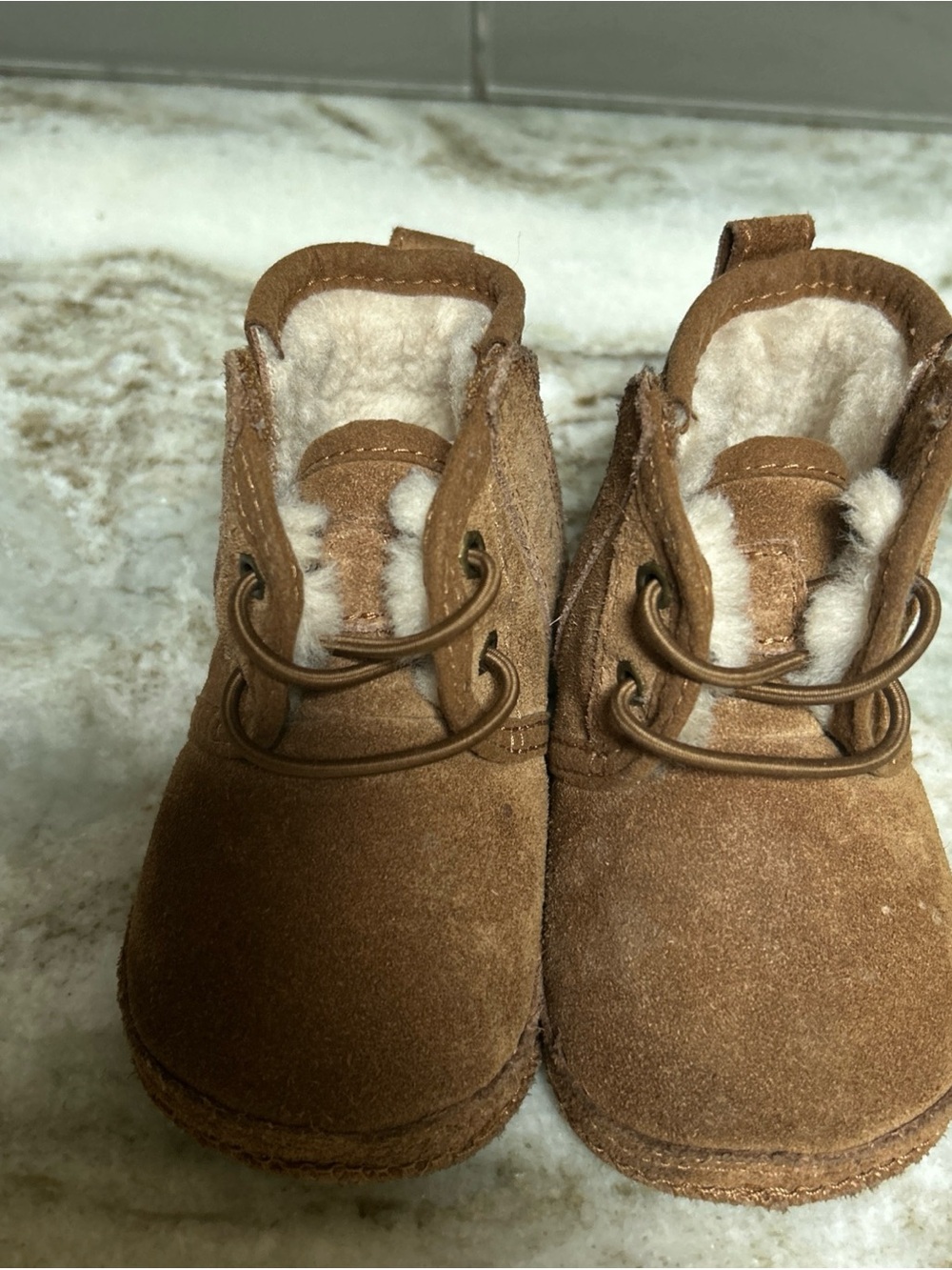 UGG Neumel Boots Infant Size 2/3 Chestnut Suede Shearling Chukka Bootie Crib. Ex